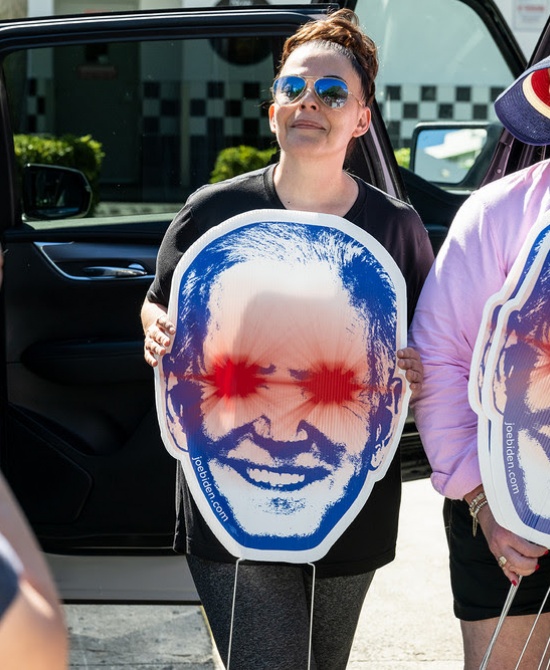 Partidarios de Biden sostienen carteles que representan el meme 